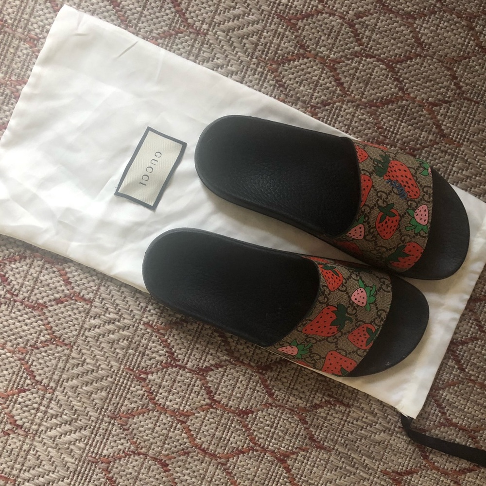 Gucci Strawberry GG Supreme Slides